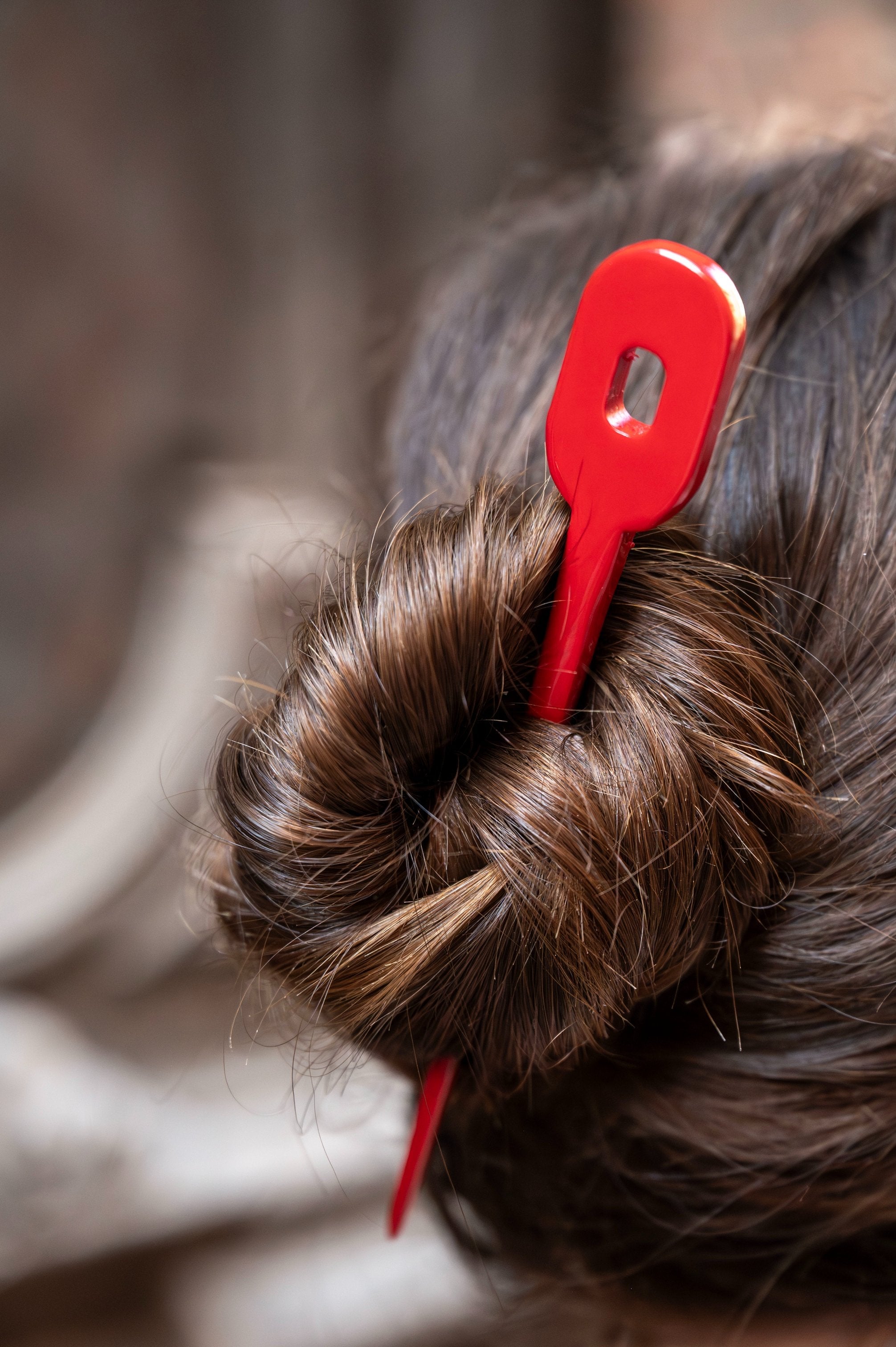 Pic à chignon simple ATELIER1811 en corne naturelle laquée de couleur