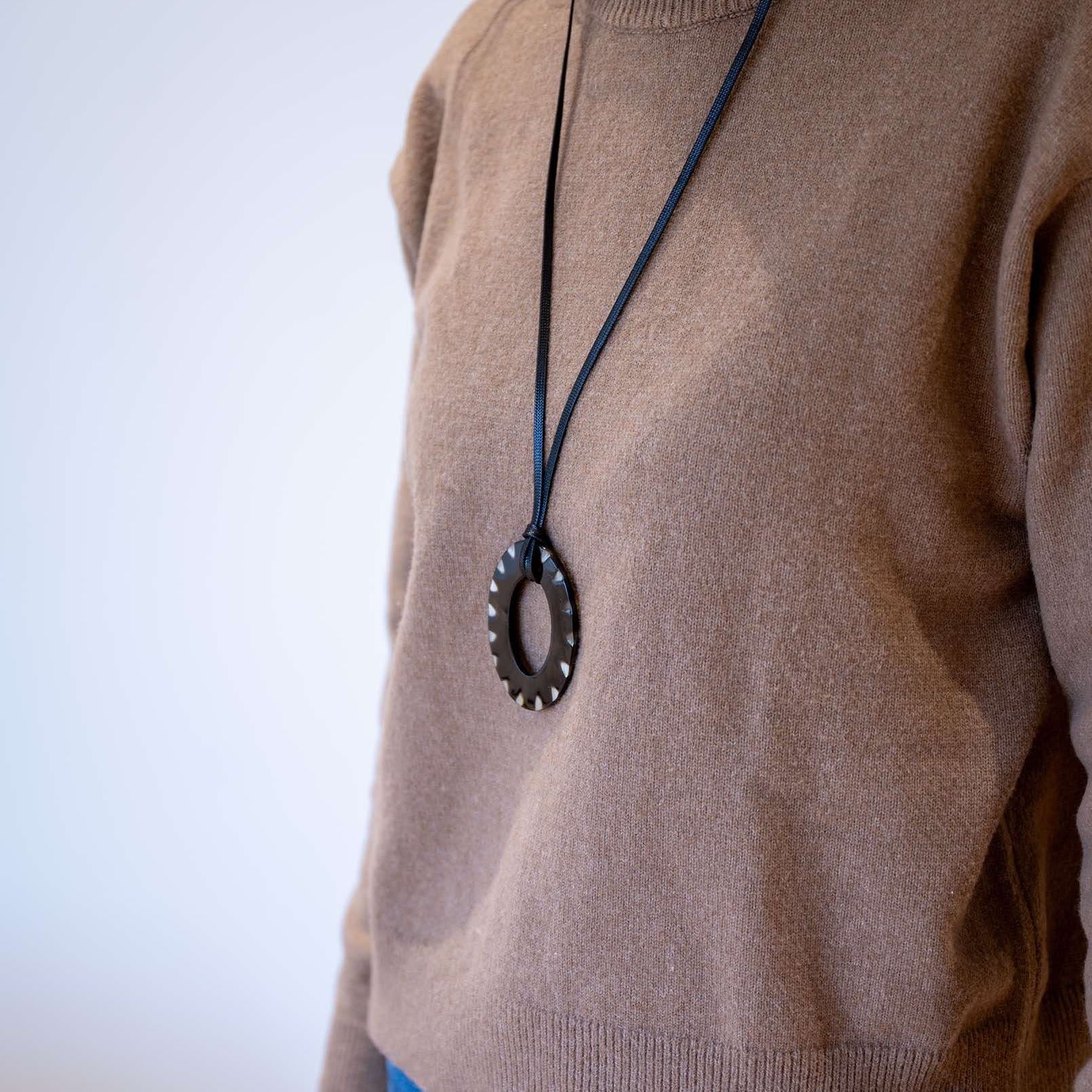 ATELIER1811 Pendentif Colette Naturel Noir & Blanc