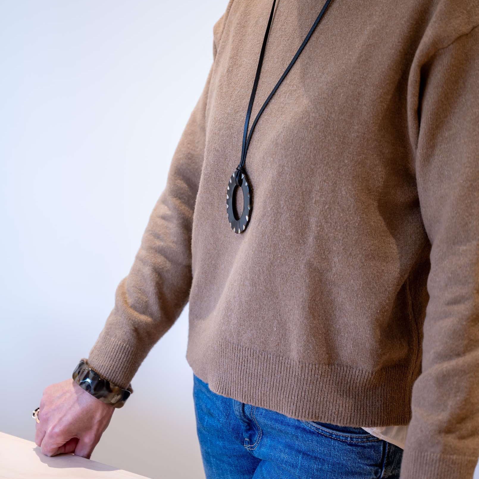 ATELIER1811 Pendentif Colette Naturel Noir & Blanc & Bracelet barnabé naturel brun