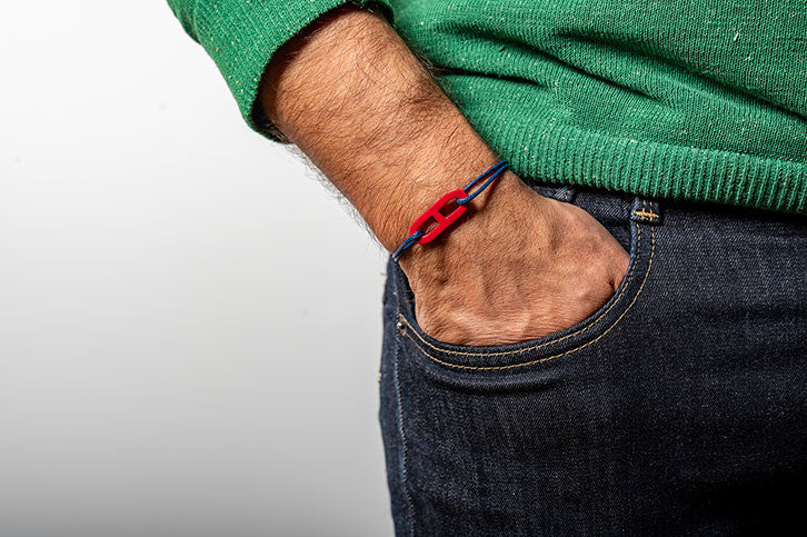 ATELIER1811 Maillon Martin Rouge monté sur lien denim. Bracelet mixte 