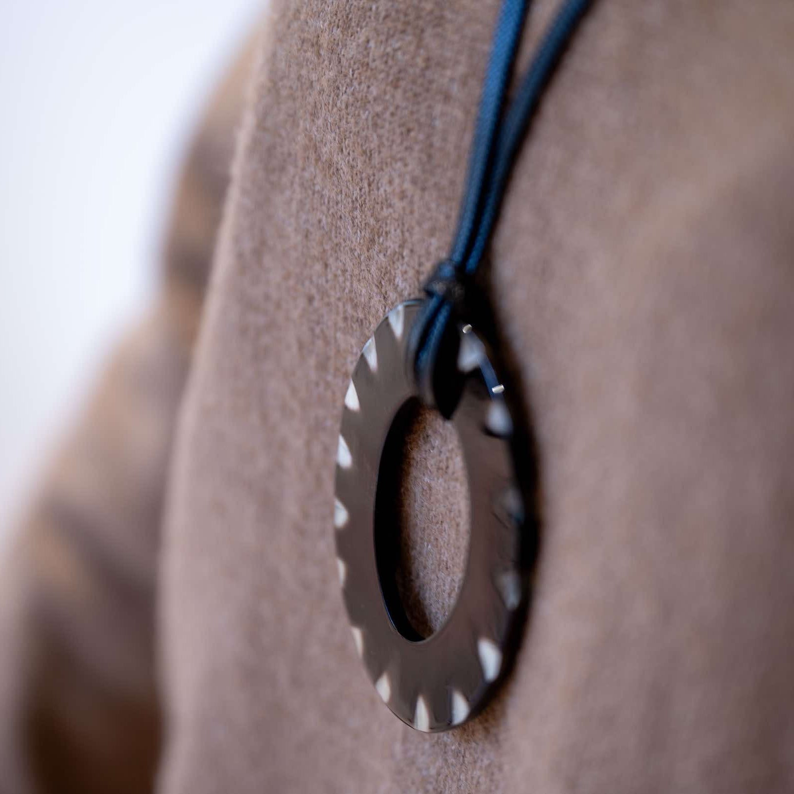 ATELIER1811 Pendentif Colette Naturel Noir & Blanc